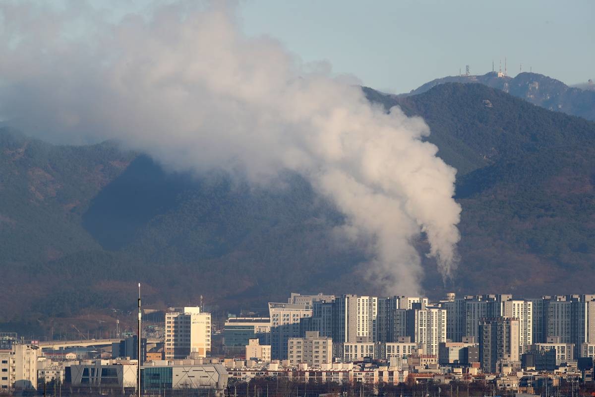 지역난방업체의 열 공급설비가 가동되자 굴뚝에서 발생한 수증기가 연기처럼 피어오르고 있다 / 뉴스1