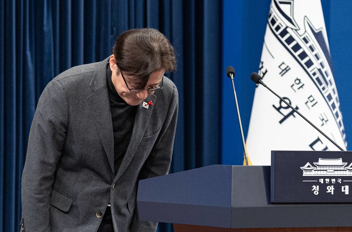 홍익표 정무수석이 25일 청와대 춘추관에서 현안 관련 브리핑에서 인사를 하고 있다. 홍 정무수석은 브리핑을 통해 '이재명 대통령은 이혜훈 기획예산처 장관 후보자에 대한 사회 각계각층의 다양한 의견을 경청하고, 인사청문회와 그 이후의 국민적 평가를 유심히 살펴봤다'며 '숙고와 고심 끝에 이 후보자의 지명을 철회하기로 결정했다'고 말했다 / 뉴스1