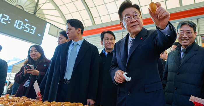 이재명 대통령이 지난 23일 울산 울주군 남창옹기종기시장을 찾아 상품을 들어보이고 있다. / 뉴스1
