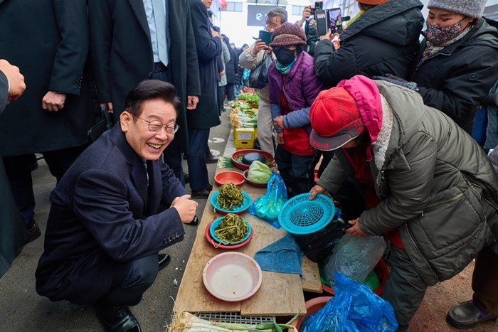 이재명 대통령이 지난 23일 울산 울주군 남창옹기종기시장을 찾아 상인과 대화를 나누고 있다. / 뉴스1