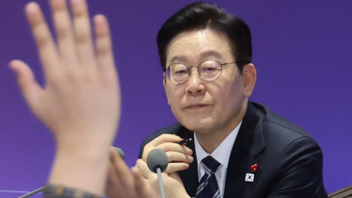 이재명 대통령이 지난 23일 울산전시컨벤션센터에서 열린 '울산의 마음을 듣다' 타운홀미팅 간담회에서 발언권을 요청하는 참석자들을 바라보고 있다. / 연합뉴스