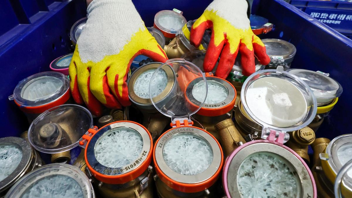 서울 전역에 한파주의보가 내려진 지난 21일 서울 강북구 서울북부수도사업소에서 수도계량기 교체반 직원이 동파된 수도계량기를 정리하고 있다.  / 뉴스1