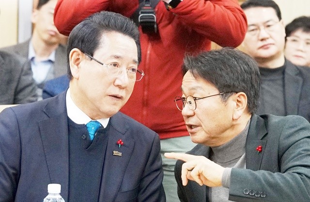 김영록 전라남도지사가 25일 광주 김대중컨벤션센터에서 열린 광주·전남 행정통합 특별법 검토 제3차 간담회에서 강기정 광주광역시장과 특별법 내용에 대해 논의하고 있다.