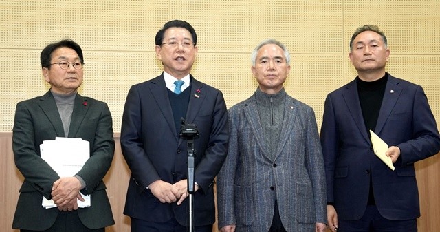 김영록 전라남도지사가 25일 광주 김대중컨벤션센터에서 열린 광주·전남 행정통합 특별법 검토 제3차 간담회에서 확정된 광주·전남특별시(가안) 및 청사위치 등에 대한 내용을 발표하고 있다.(왼쪽부터 강기정 광주광역시장, 김영록 전남도지사, 양부남 민주당 광주광역시당위원장, 김원이 민주당 전남도당위원장.)