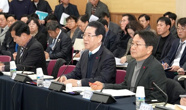 김영록 전라남도지사가 25일 광주 김대중컨벤션센터에서 열린 광주·전남 행정통합 특별법 검토 제3차 간담회에서 지역 국회의원들과 특별법 내용에 대해 논의하고 있다.