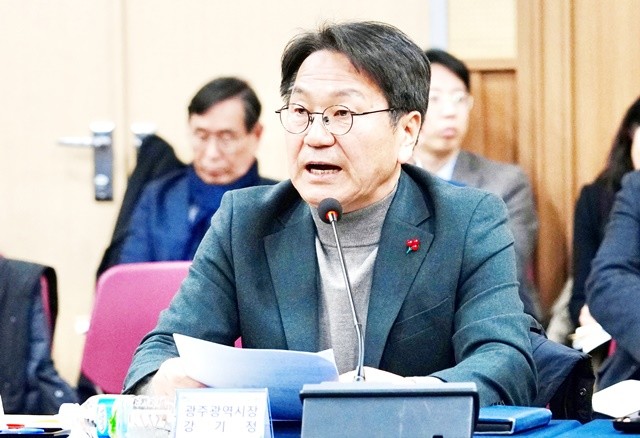 강기정 광주광역시장이 25일 광주 김대중컨벤션센터에서 열린 ‘광주전남 특별법 검토 시도지사-국회의원 제3차 간담회’에 참석해 ‘광주·전남 행정통합 특별법(가칭)’ 제정과 관련한 주요 내용을 논의하고 있다. /광주광역시 제공