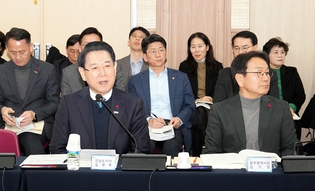 김영록 전라남도지사가 25일 광주 김대중컨벤션센터에서 열린 광주·전남 행정통합 특별법 검토 제3차 간담회에서 지역 국회의원들과 특별법 내용에 대해 논의하고 있다.