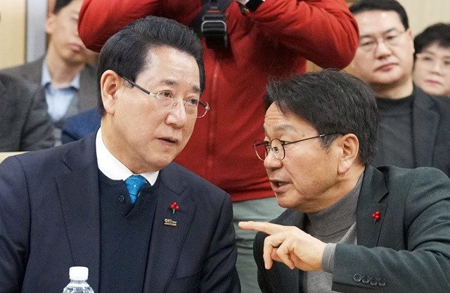 김영록 전라남도지사가 25일 광주 김대중컨벤션센터에서 열린 광주·전남 행정통합 특별법 검토 제3차 간담회에서 강기정 광주광역시장과 특별법 내용에 대해 논의하고 있다.