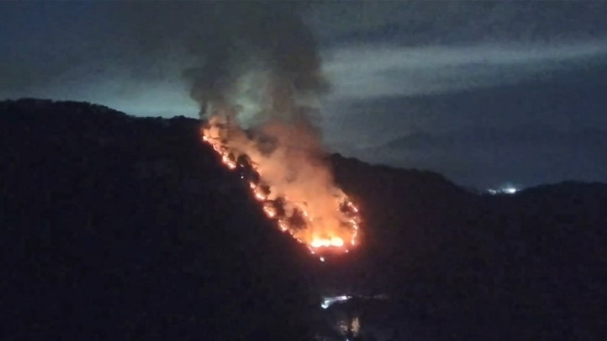 서울 노원구 상계동 산불. 불은 이날 오전 2시 20분께 노원구 상계동 수락산에서 발생했다. 소방 당국은 인근 사찰에서 불이 시작된 것으로 보고 진화 차량 40여대와 인력 150여 명을 투입해 화재 진압에 나섰다. / 산림청 제공