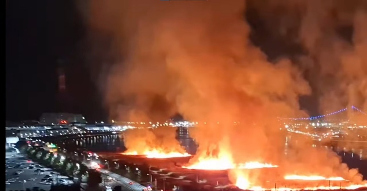 불에 타고 있는 울산 태화강 물억새 군락지 모습. '울산MBC뉴스' 보도 화면 캡처 / 울산MBC뉴스 독자 제보 영상