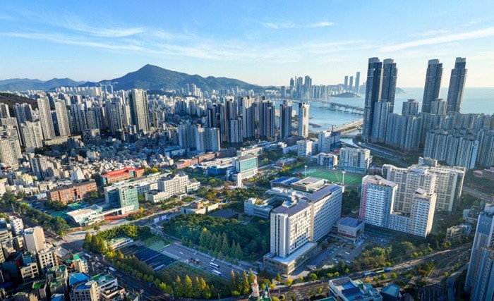 국립부경대학교(총장 배상훈)가 ‘2026 THE 계열별 세계대학평가’에서 경영·경제(Business & Economics)와 사회과학(Social Sciences) 2개 분야에서 각각 국내 13위, 15위에 오르며 학문 경쟁력을 입증했다. / 사진제공=국립부경대