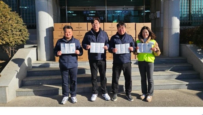 울산항만공사(UPA)는 한파에 따른 항만근로자 보호를 위해 방한용품(핫팩 5,000점)을 배부하며 한파 국민행동요령 전파에 나섰다고 23일 밝혔다. / 사진제공=-울산항만공사