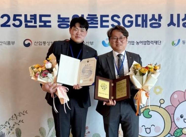 (왼쪽부터) 한국동서발전 사회공헌부 구완모 차장, 김태준 부장이 '농어촌 이에스지(ESG)실천 인정기업' 선정 기념사진을 촬영하고 있다. / 사진제공=동서발전