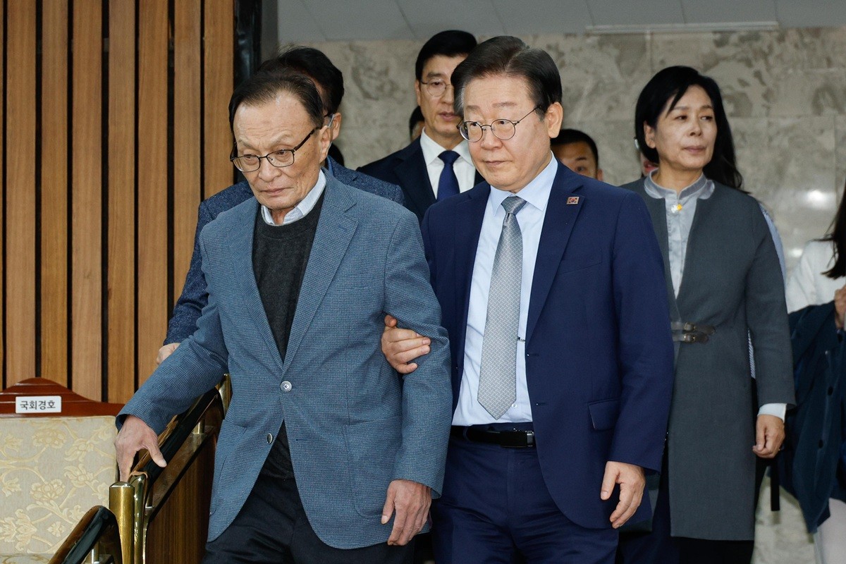 2024년 11월 13일 이재명 당시 더불어민주당 대표가 이해찬 당 상임고문을 부축해 국회에서 열린 당 외교안보통일자문회의 출범식에 입장하고 있다. / 뉴스1