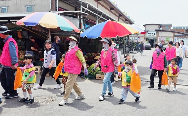 나주시 노인 일자리사업에 참여한 어르신들이 목사고을시장에서 어린이들과 함께 전통시장 장보기 체험을 하고 있다.