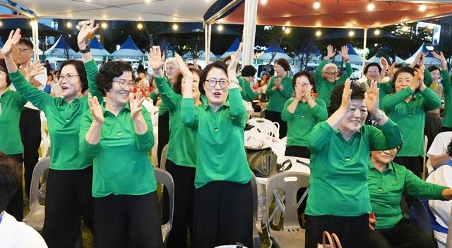 지난해 9월 열린 제1회 나주시 사회복지박람회에 참가한 어르신들이 다양한 프로그램에 참여해 즐거워하고 있다.