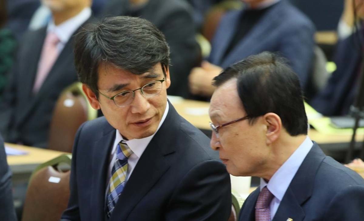 이해찬 전 국무총리가 더불어민주당 대표을 당시인 2019년 1월 29일 유시민 당시 노무현재단 이사장과 세종시 세종컨벤션센터에서 열린 국가균형발전선언 15주년 기념행사에서 이야기를 나누고 있다. / 연합뉴스