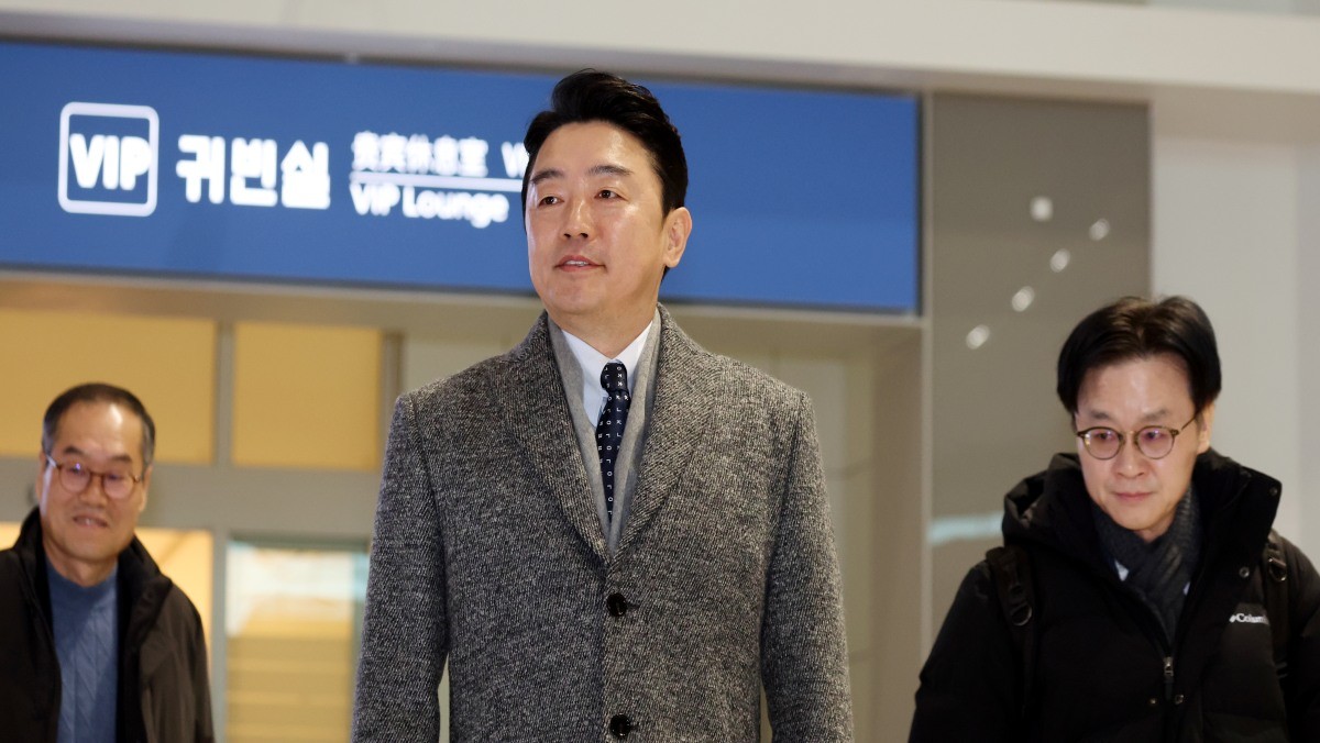 강훈식 대통령비서실장, 김정관 산업통상부 장관, 이용철 방위사업청장이 26일 오전 인천공항에서 잠수함 사업 등 방산 협력 논의를 위해 캐나다로 출국하고 있다. / 뉴스1