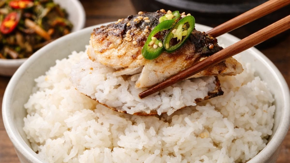 쌀 밥 위에 고등어 살을 얹은 사진(AI로 제작됨)