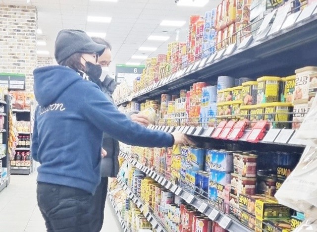 점검반이 설 명절을 앞두고 ‘설 명절 대비 성수 식품 조리·판매업소 위생점검’을 실시했다.