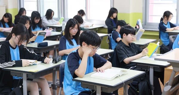 우전중 아침 10분 독서 / 전북특별자치도교육청