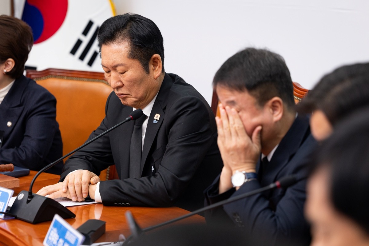 정청래 더불어민주당 대표와 한병도 원내대표가 26일 서울 여의도 국회에서 열린 최고위원회의에서 굳은 표정으로 지도부의 이해찬 상임고문 추모 발언을 경청하고 있다. / 뉴스1