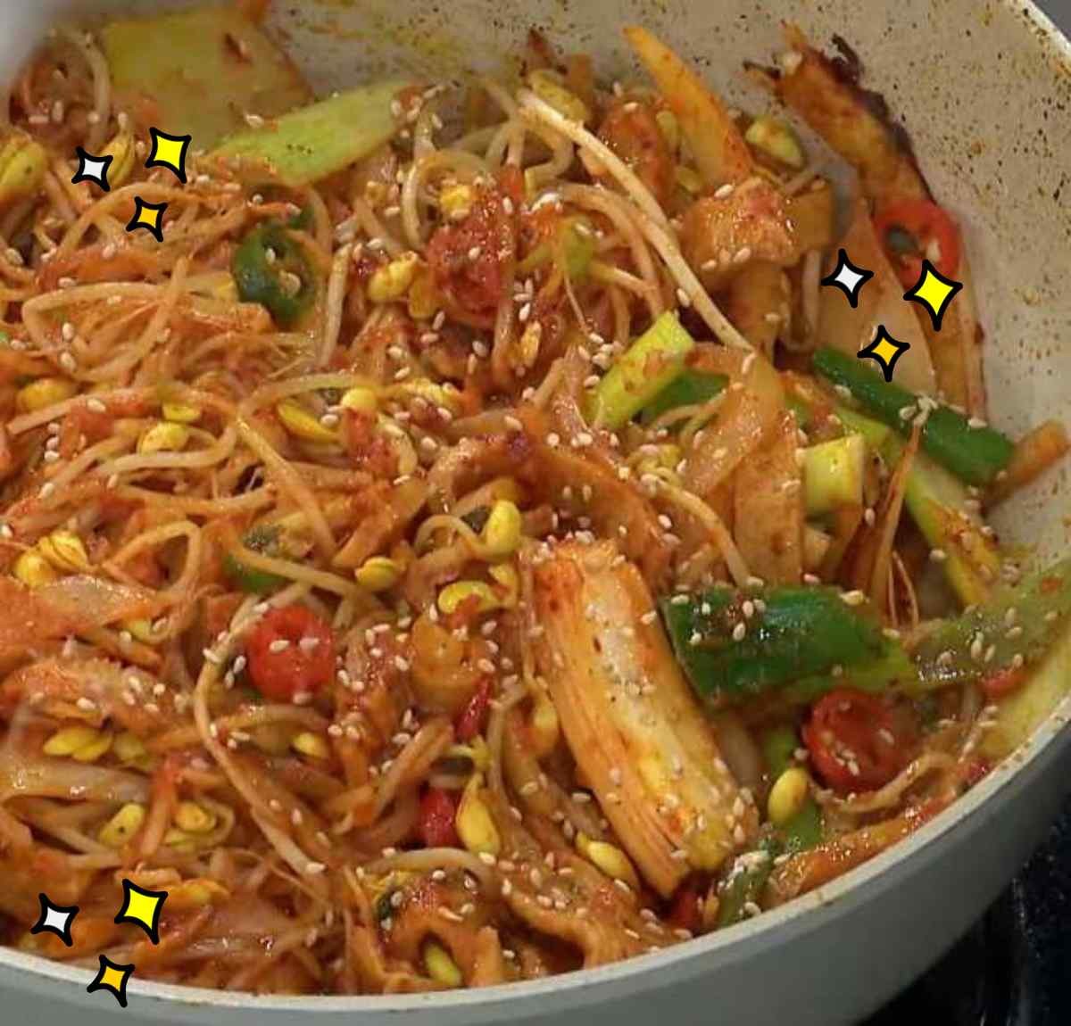 고추기름이 '킥'인 스페셜 콩나물 볶음 완성. / 유튜브 'MBN Entertainment'