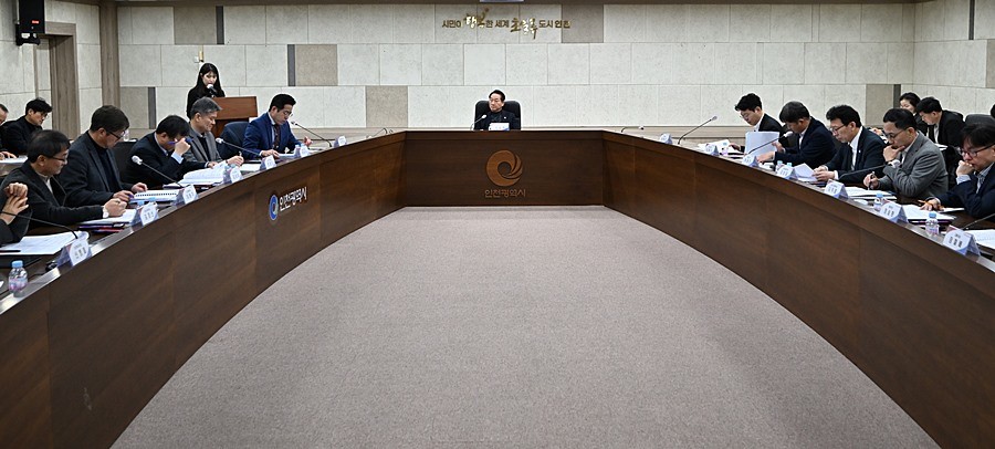 유정복 인천광역시장이 26일 시청 영상회의실에서 열린 '자치구 출범 준비상황보고회'에서 출범 준비상황을 점검하고 있다