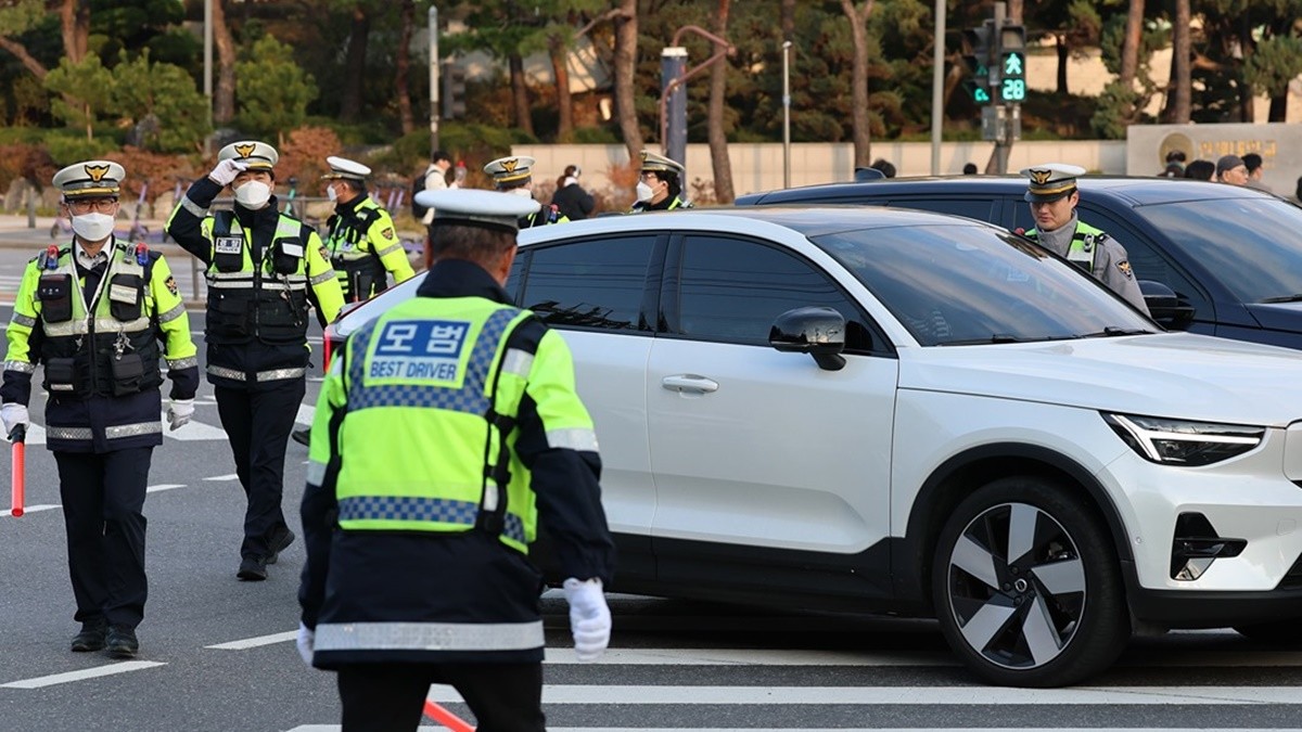경찰이 서울 서대문구 연세대 교차로에서 출근길 교통 정체를 유발하는 꼬리물기, 끼어들기 등 얌체운전을 단속하고 있는 모습 / 뉴스1