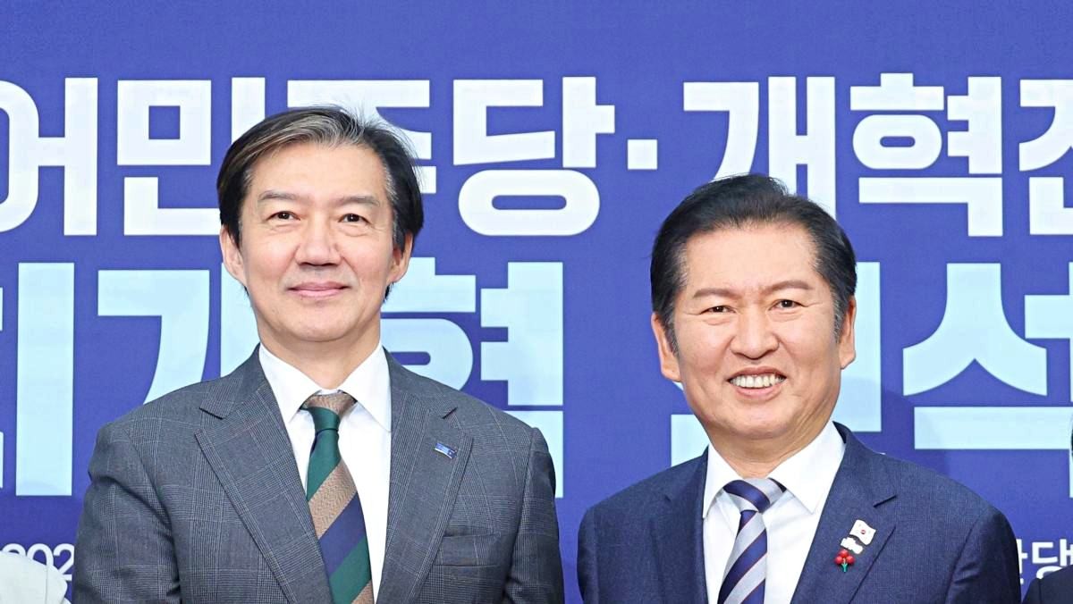 정청래 더불어민주당 대표가 지난해 12월 12일 서울 여의도 국회에서 열린 민주당-개혁진보4당 정치개혁 연석회의에서 개혁진보4당 공동요구안을 전달받고 있다. 자료사진. / 뉴스1