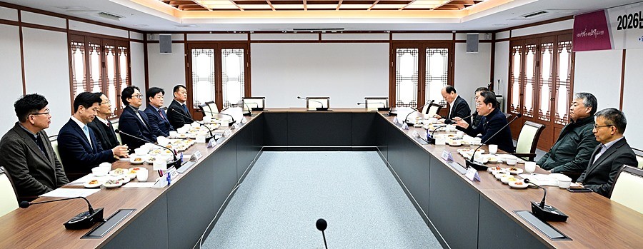 유정복 인천광역시장이 26일 시청 장미홀에서 열린 '2026년 인천시-운수업계 상생협력 간담회'에서 인사말을 하고 있다