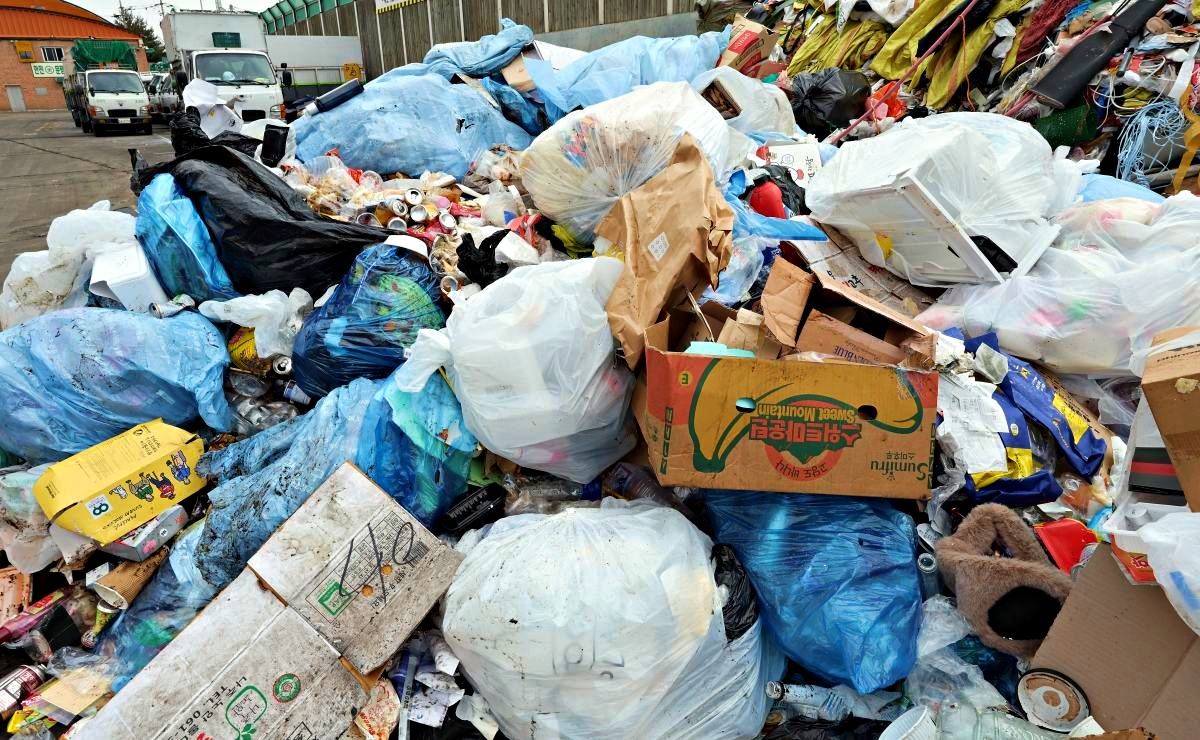 서울의 한 공동자원순환센터에 명절 기간 동안 쏟아져 나온 쓰레기가 산더미처럼 쌓여 있는 모습. 자료사진. / 뉴스1