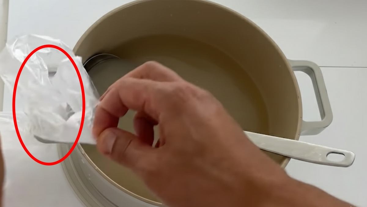 냄비 한 쪽에 비닐을 끼우는 방법 (AI로 제작됨)