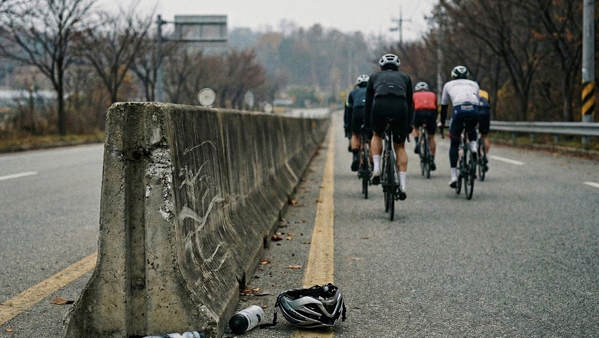 도로에서 훈련 중인 사이클 선수 이미지 / AI 생성 이미지