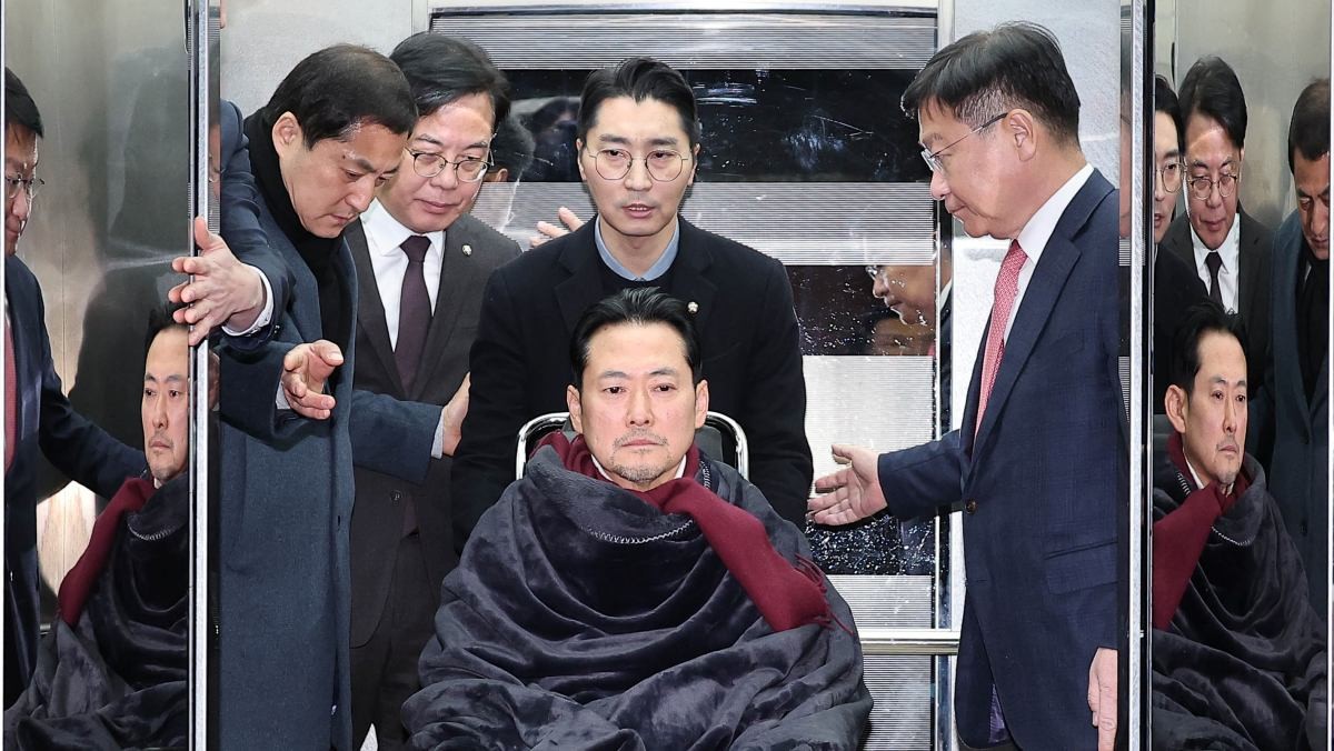 '통일교·공천헌금' 쌍특검법 수용을 촉구하며 단식을 시작한 장동혁 국민의힘 대표가 22일 서울 여의도 국회에서 단식 8일 만에 박근혜 전 대통령의 단식 중단 권고를 받아들여 병원으로 이송되고 있다. / 뉴스1