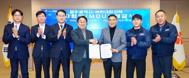 강기정 광주광역시장이 26일 오후 시청 비즈니스룸에서 ㈜현대하이텍 김용구 대표이사와 투자협약을 체결한 뒤 기념촬영을 하고 있다./광주광역시 제공