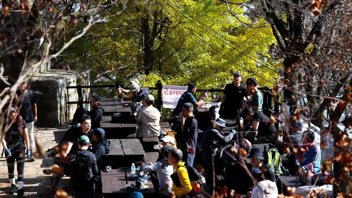 등산객들이 휴식을 취하고 있다. 기사의 이해를 돕기 위한 사진 / 뉴스1