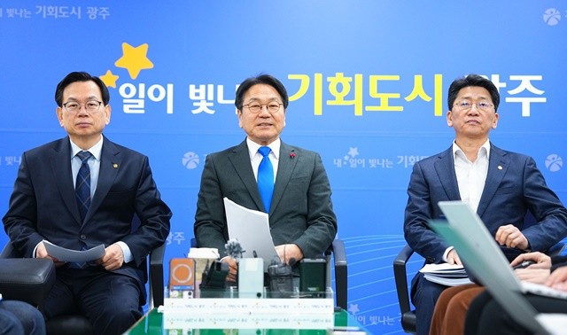 강기정 광주광역시장이 26일 시청 기자실에서 기자 차담회를 갖고 행정통합 특별법 논의내용과 관련해 설명하고 있다./광주광역시 제공