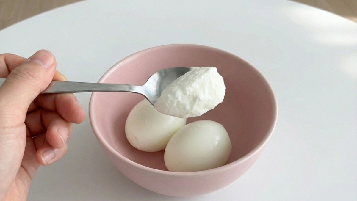 계란에 그릭 요거트를 넣는 모습 / 기사 내용을 바탕으로 제작한 AI 이미지