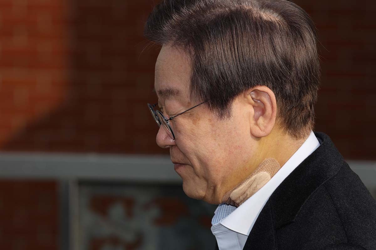 이재명 대통령으이 더불어민주당 대표 시절 모습. 흉기 피습 8일 만인 2024년 1월 10일 찍힌 사진이다. / 뉴스1