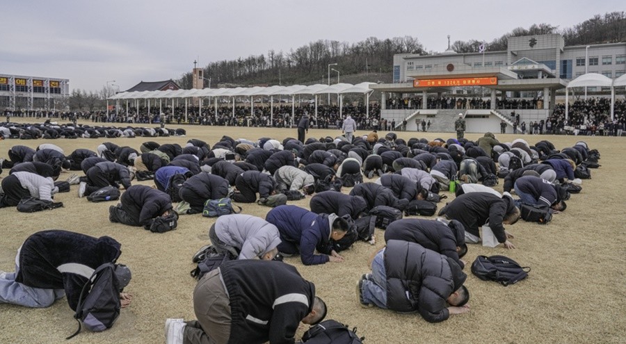 해병대 교육훈련단에서 열린 새해 첫 입영식에서 1326기 신병들이 부모님께 엎드려 인사를 하고 있다. / 이하 부대 제공