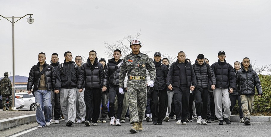 해병대 교육훈련단에서 열린 새해 첫 입영식에서 1326기 신병들이 힘찬 발걸음을 내딛고 있다.