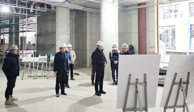 지난해 12월 순천시 관계자들이 신청사 건립사업 현장에서 동절기 대비 특별 안전 점검을 실시하고 있다.