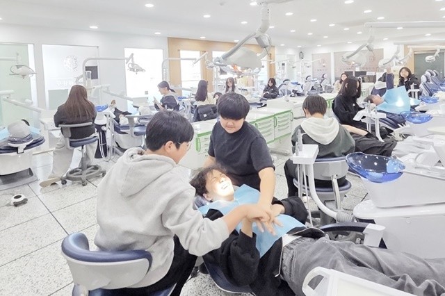 순천시 청소년들이 청암대학교 치위생과에서 치위생사 진로 체험을 하고 있다.