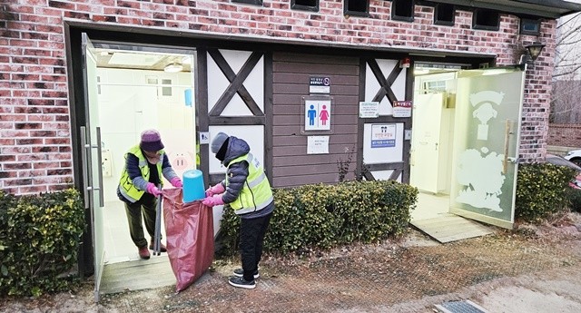 공원녹지관리 작업단이 연향동 호반3공원 화장실에서 환경정화 활동을 하고 있다