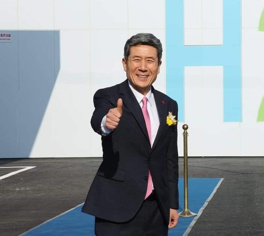 경북 최대 도시 포항에서 3선시장을 역임하는 이강덕 시장은 2월 2일 구미서 출마 선언, 7일 포항 출판기념회, 9일 퇴임식, 10일 안동서 예비후보 등록 등을 통해 경북도지사 출마행보를 시작한다./이하 독자 제공