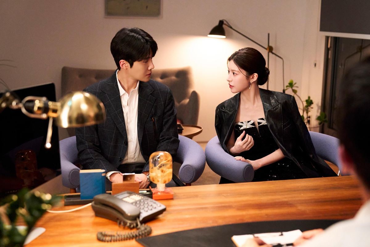 다중언어 통역사 주호진과 글로벌 톱스타 차무희로 변신한 김선호와 고윤정 / 넷플릭스