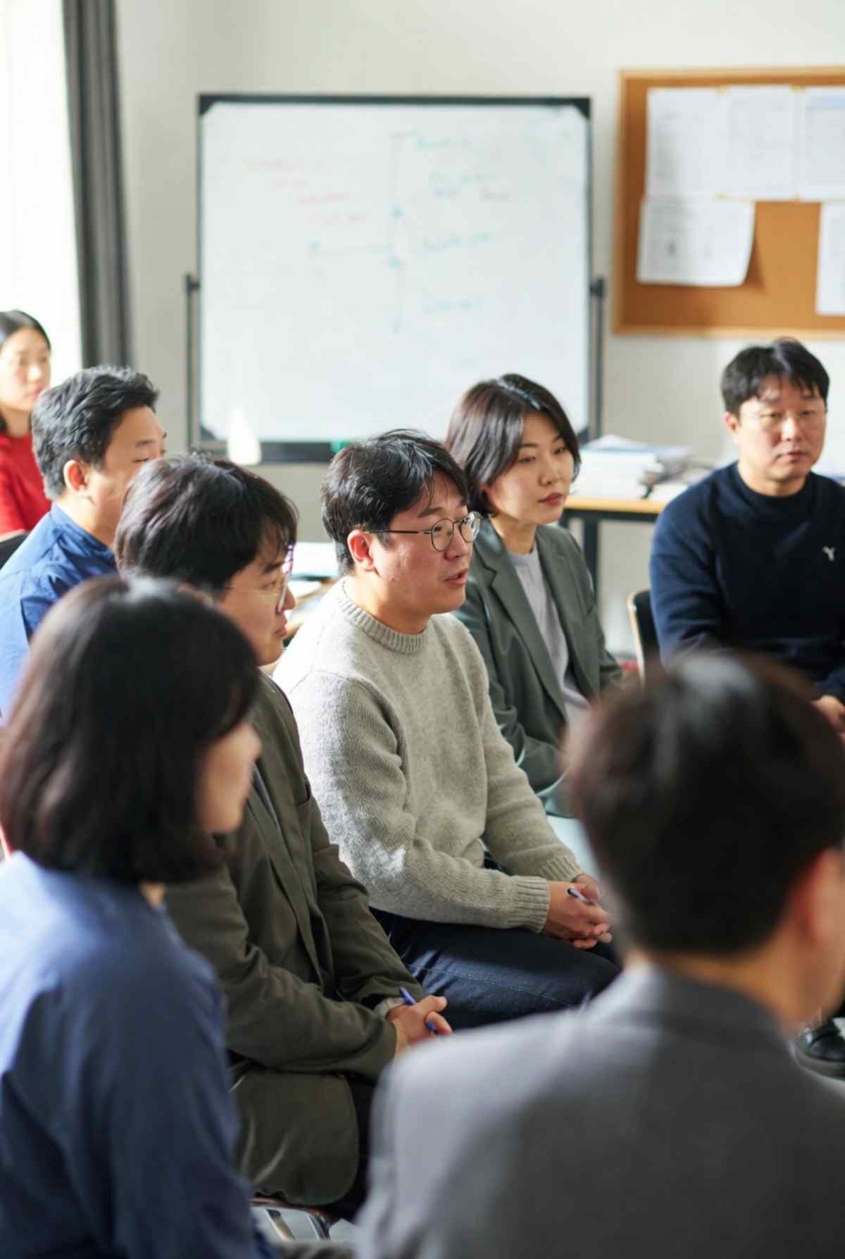50대들의 배움의 현장. 기사 내용 토대로 AI툴 활용해 제작한 자료사진.