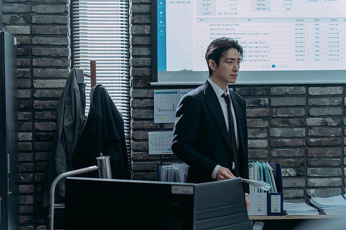 사라킴(신혜선)의 욕망을 추적하는 남자 무경(이준혁) / 넷플릭스