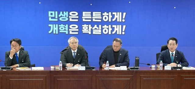 김영록 전라남도지사가 27일 서울 국회의원회관에서 열린 광주·전남 행정통합 특별법 검토 제4차 간담회에서 지역 국회의원들과 특별법에 대해 논의하고 있다.